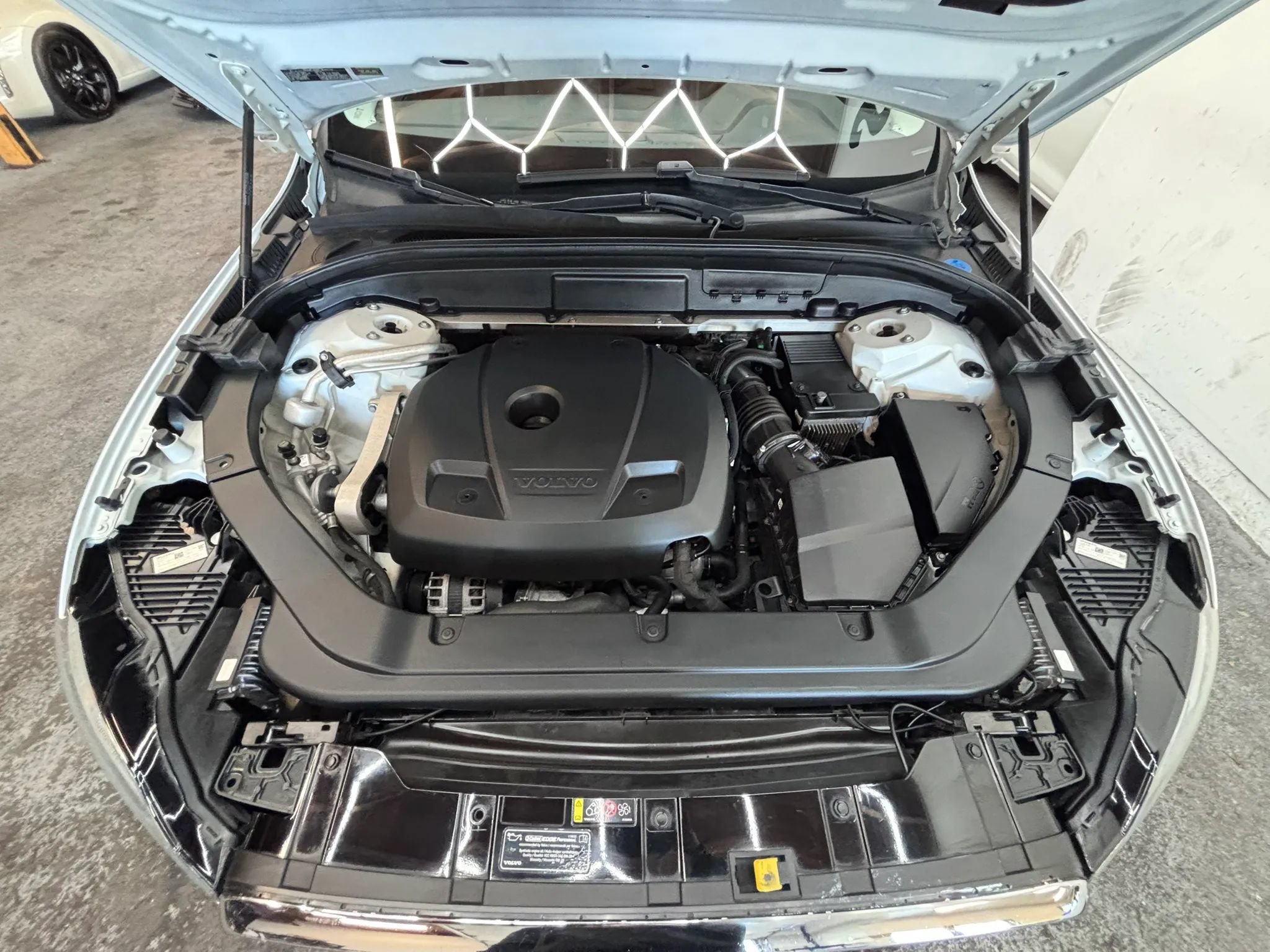 Used 2018 Volvo XC60 T6 Momentum w/ Vision Package AWD/4WD image 24