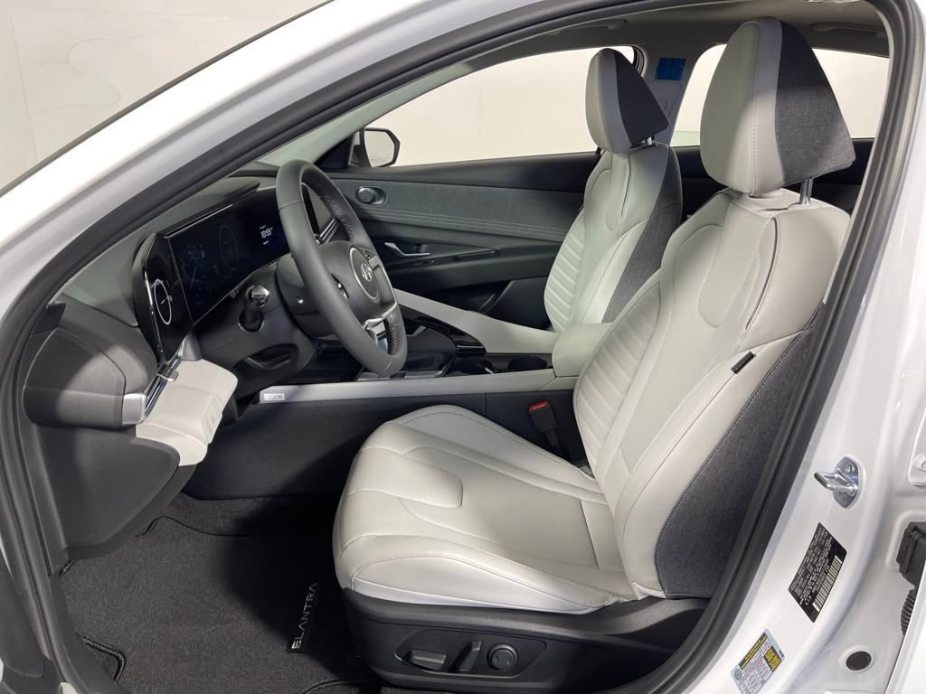 New 2025 Hyundai Elantra Limited image 12