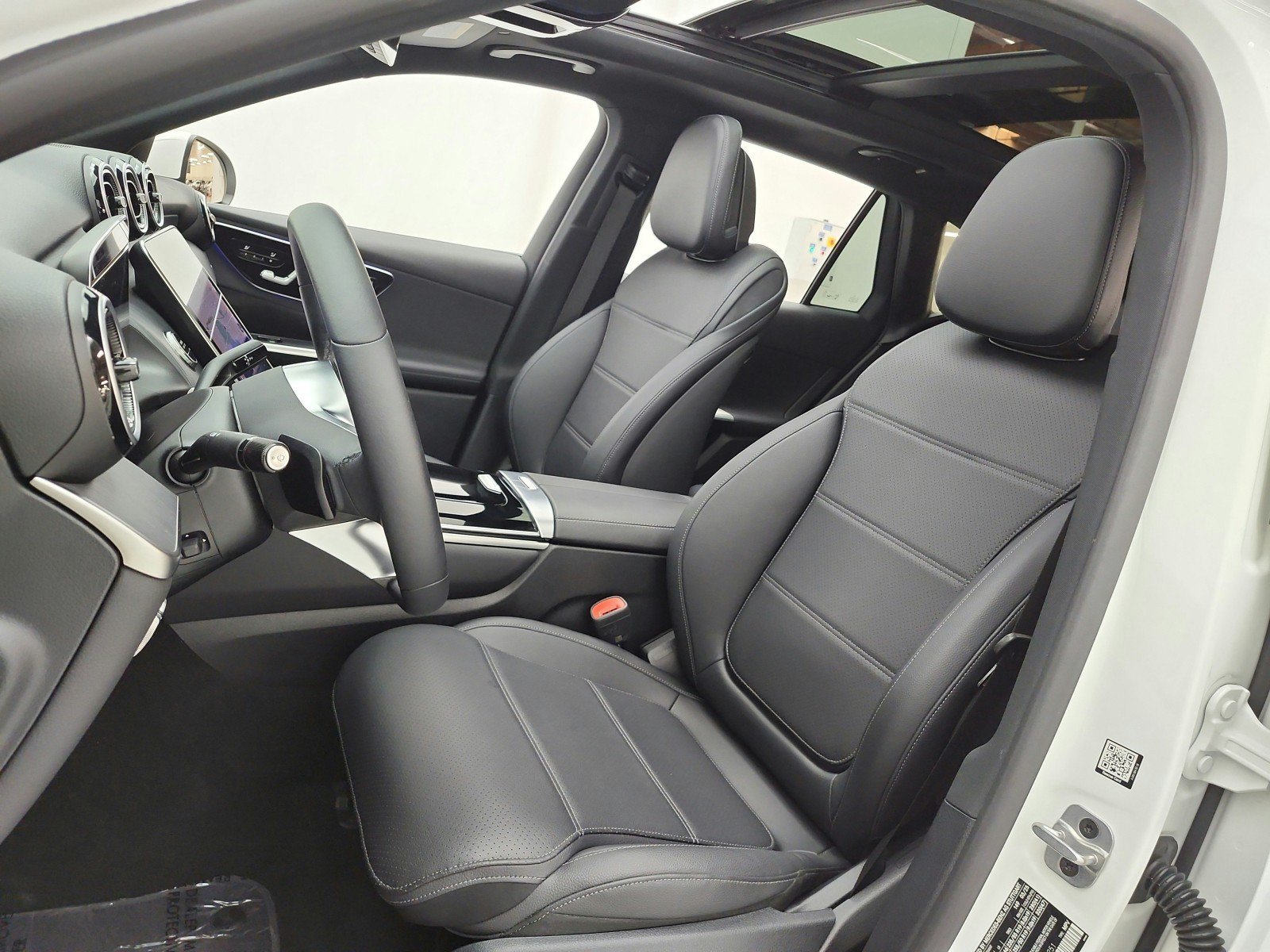 Used 2025 Mercedes-Benz GLC 350e 4MATIC image 10