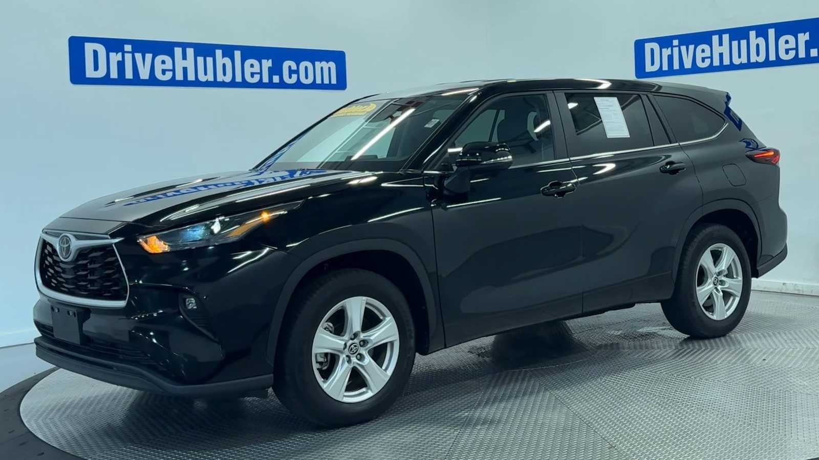 Used 2025 Toyota Highlander LE FWD image 4
