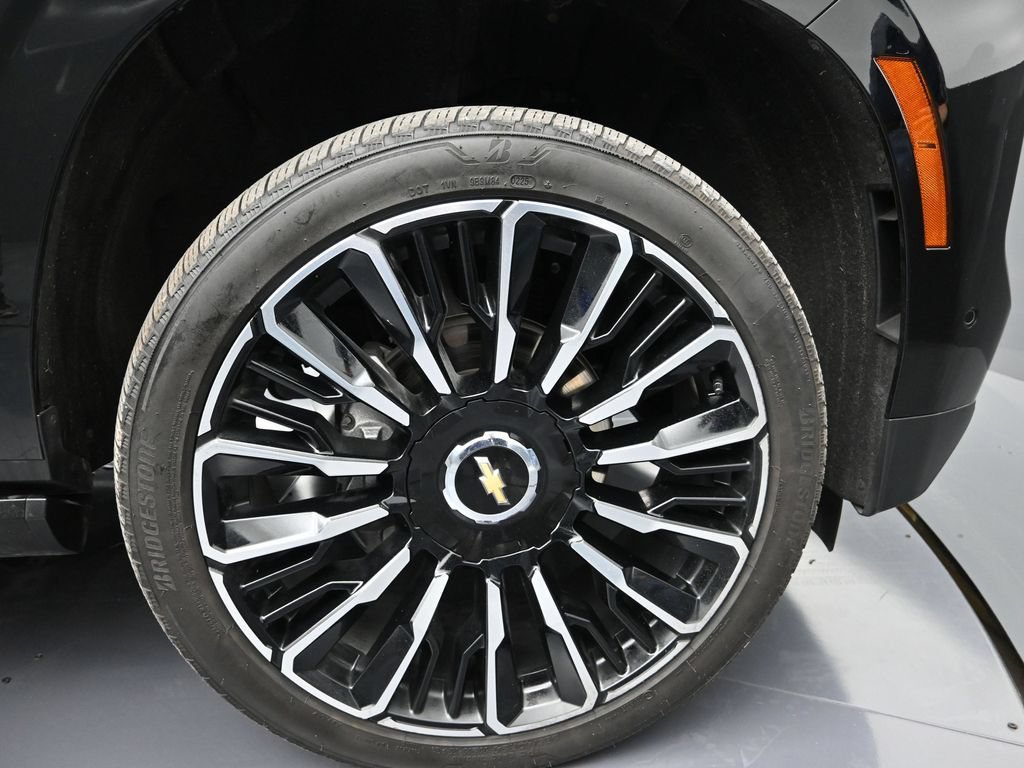 Used 2025 Chevrolet Tahoe High Country AWD/4WD image 9