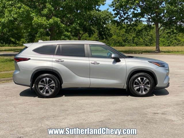 Used 2024 Toyota Highlander XLE AWD/4WD image 8