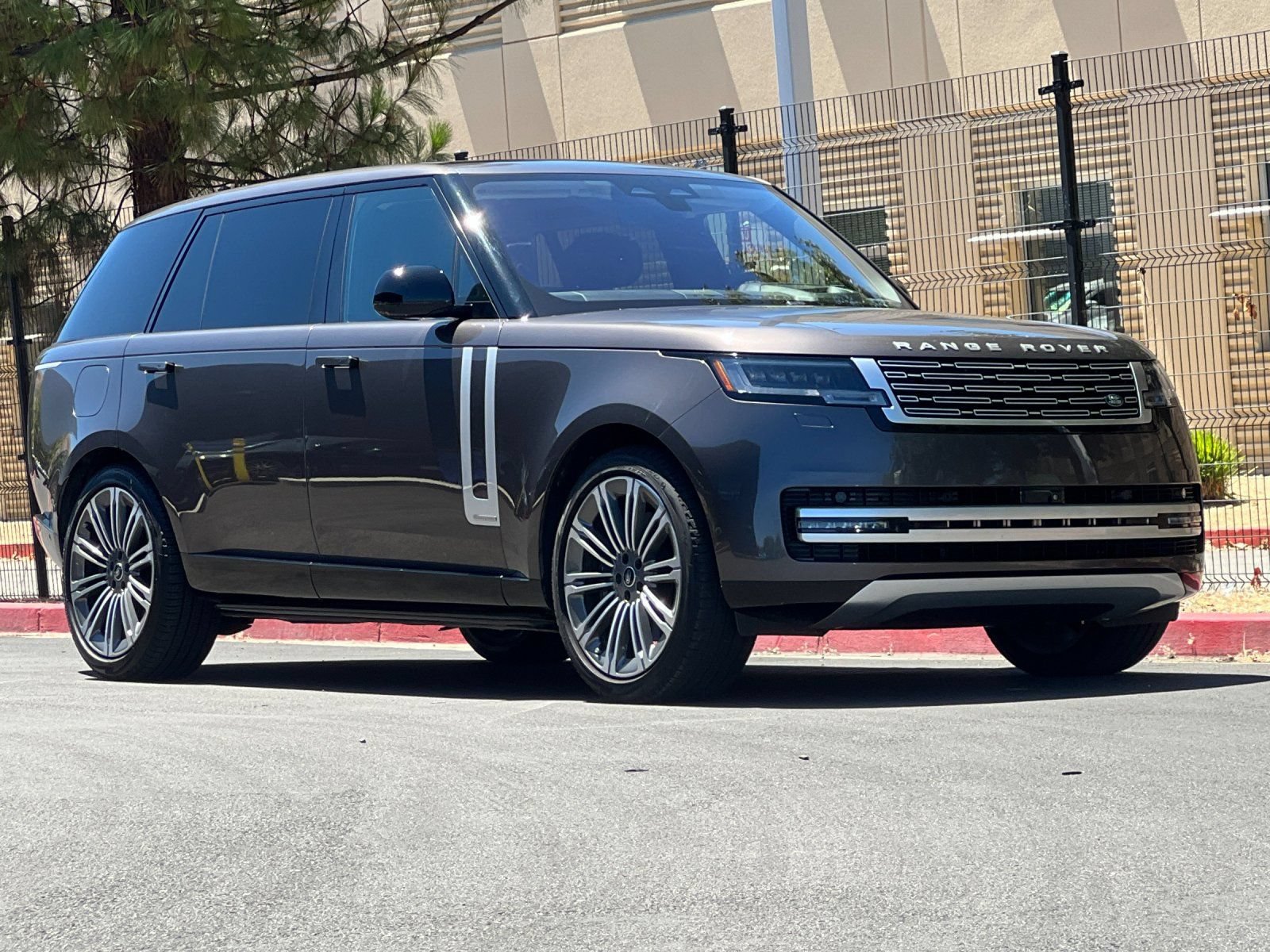 Used 2023 Land Rover Range Rover Long Wheelbase Autobiography AWD/4WD image 8
