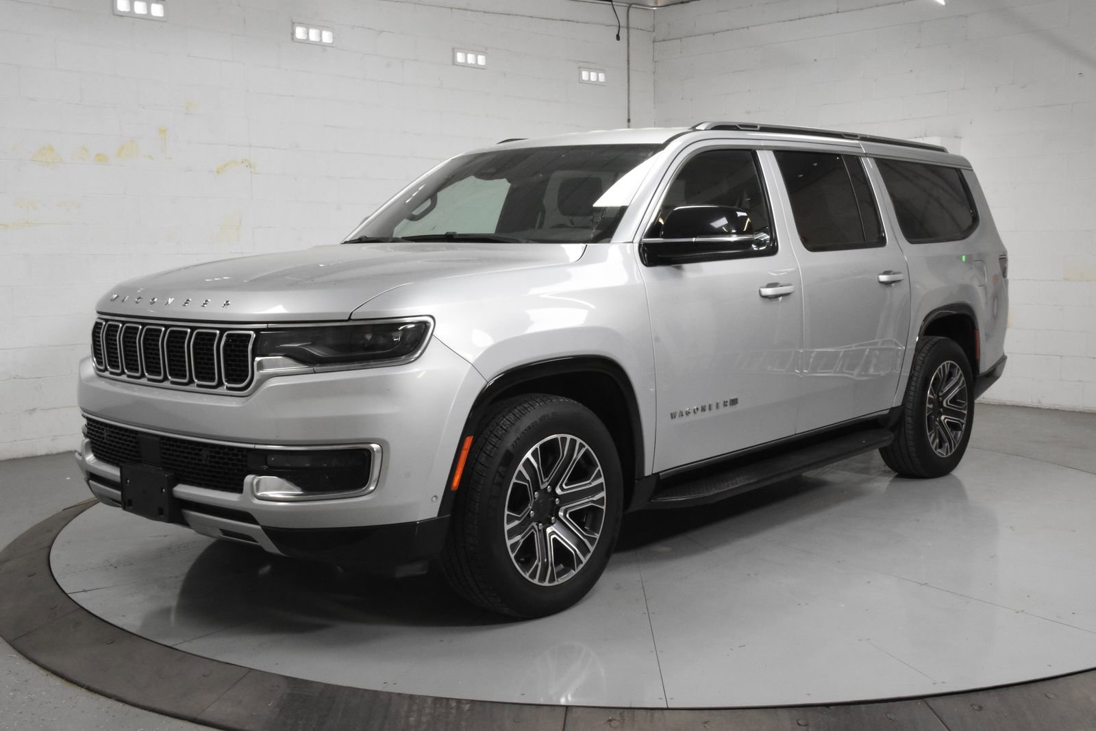 Used 2024 Jeep Wagoneer L Series II RWD image 8