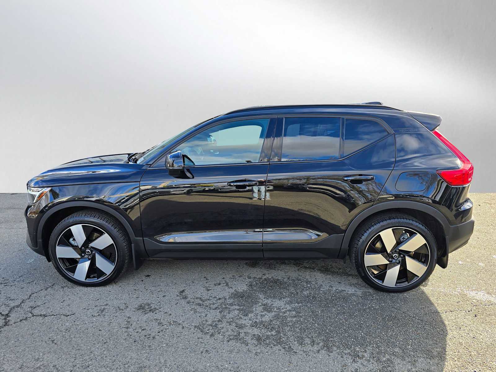 Used 2023 Volvo XC40 Recharge Ultimate w/ Protection Package Premier image 6