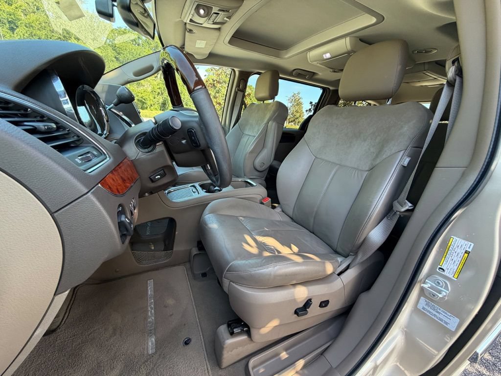 Used 2016 Chrysler Town & Country Limited Platinum FWD image 12