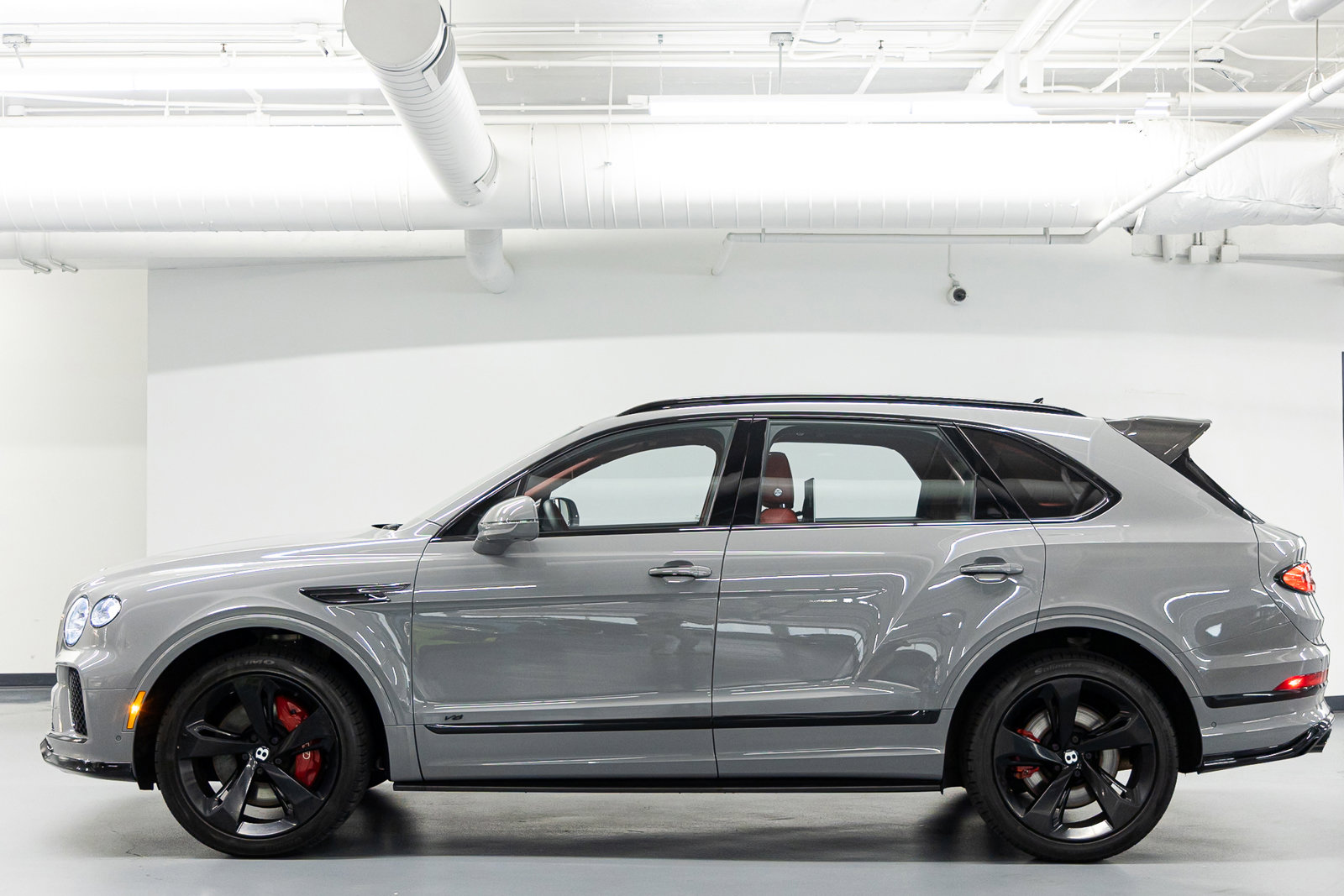 Used 2022 Bentley Bentayga image 2