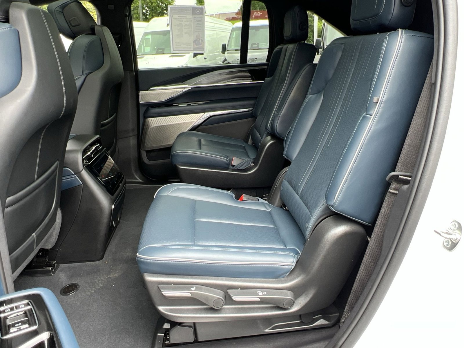 Used 2025 Cadillac Escalade IQ Sport 2 w/ LPO, ONYX Package image 23