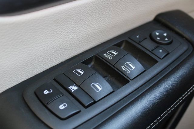 Used 2022 Chrysler Pacifica Touring-L image 29