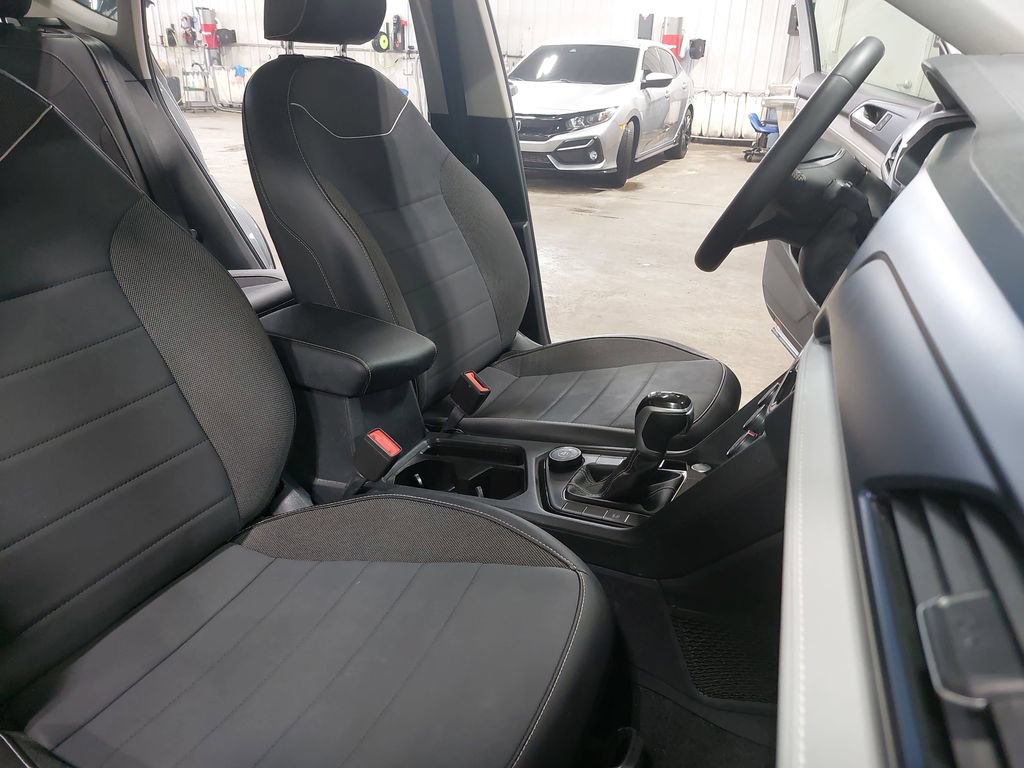 Used 2023 Volkswagen Taos SE w/ Panoramic Sunroof Package AWD/4WD image 10