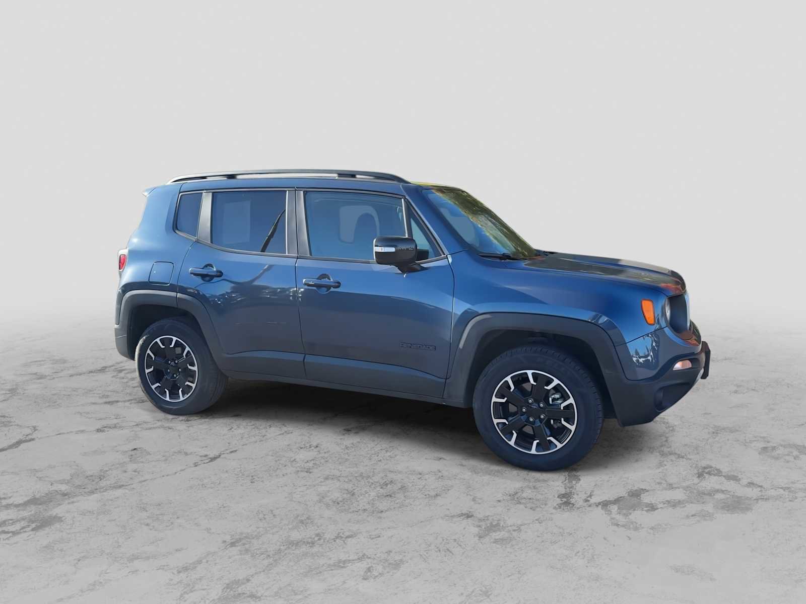 Used 2023 Jeep Renegade Latitude image 2