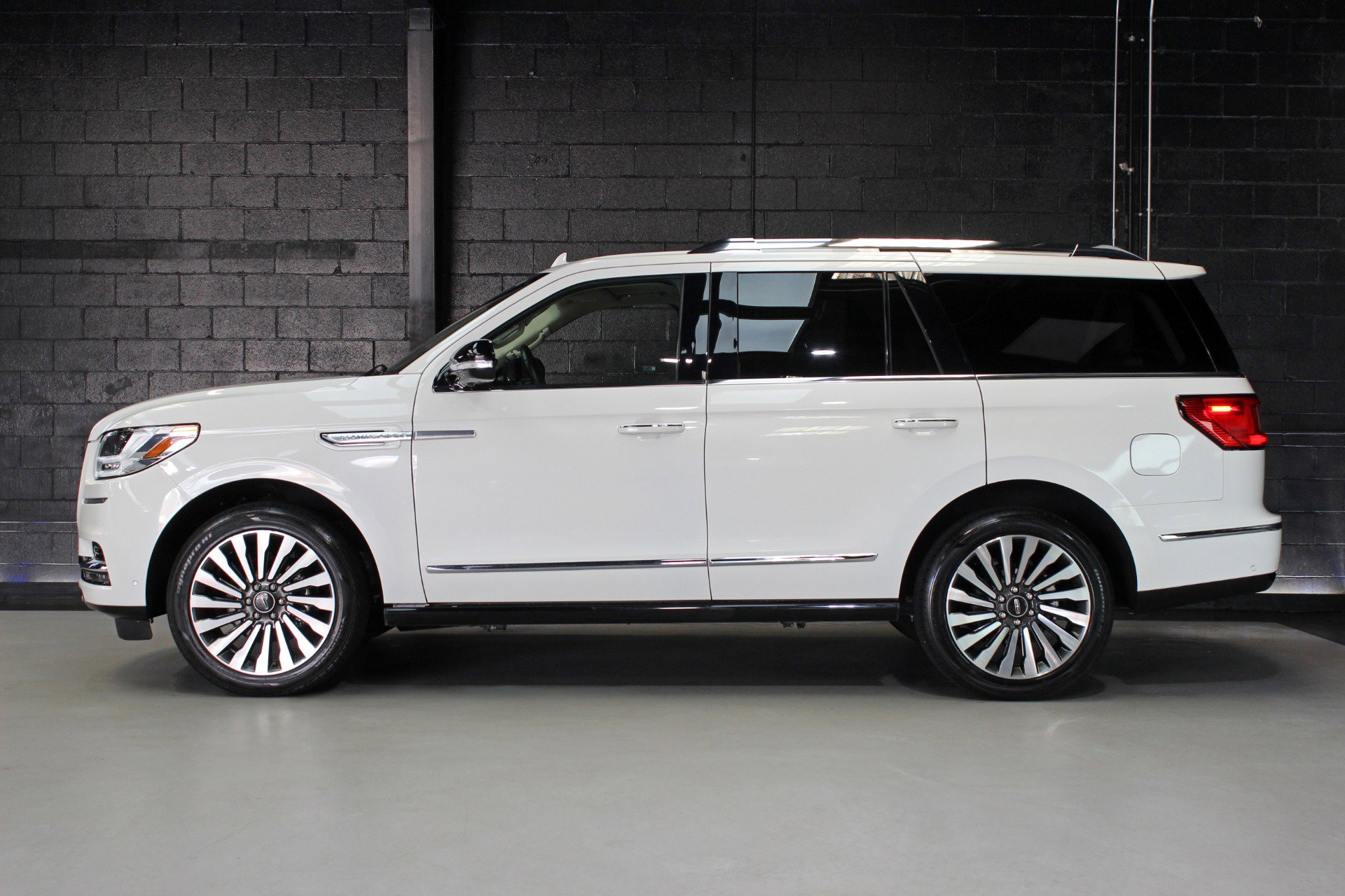 Used 2021 Lincoln Navigator Reserve w/ Luxury Package image 3