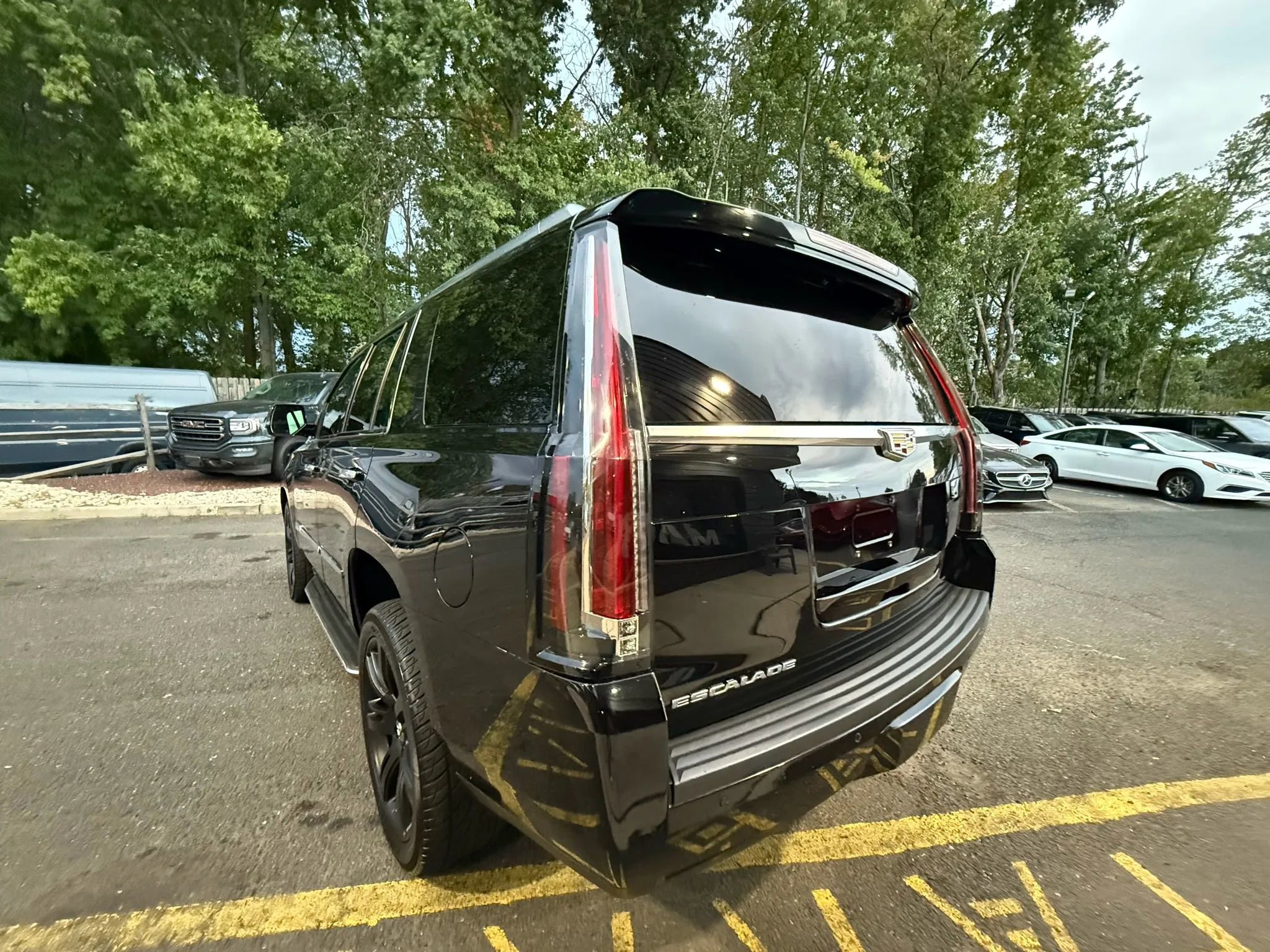 Used 2016 Cadillac Escalade Luxury image 4