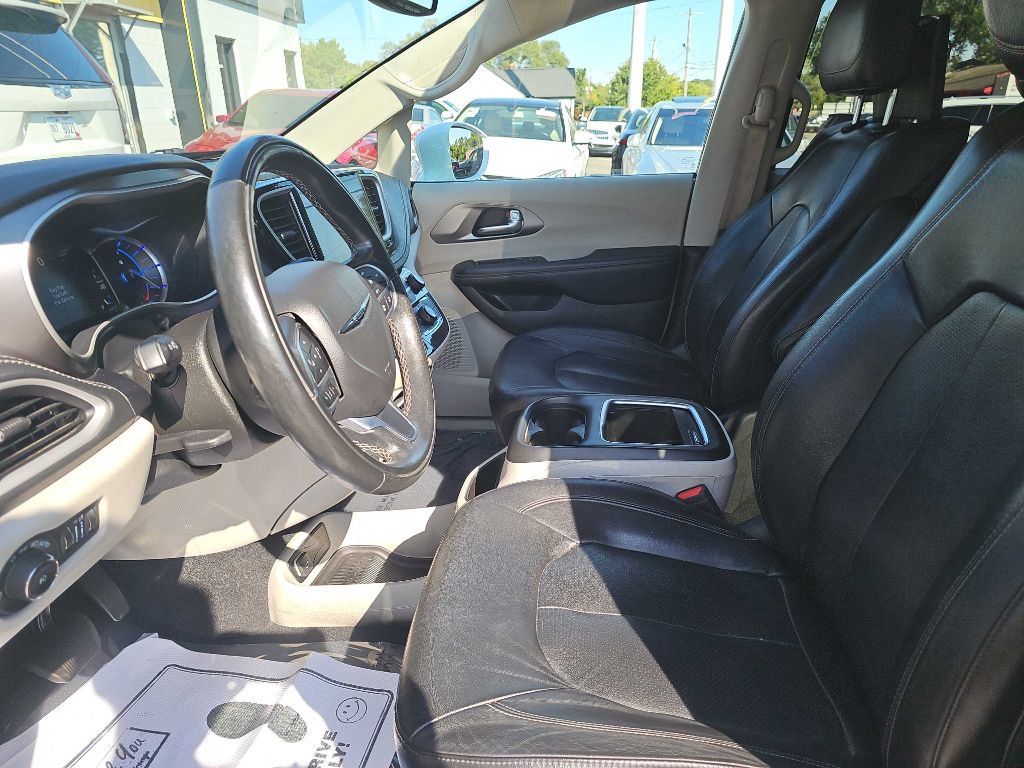 Used 2022 Chrysler Pacifica Touring-L w/ Uconnect Theater Family Group image 29