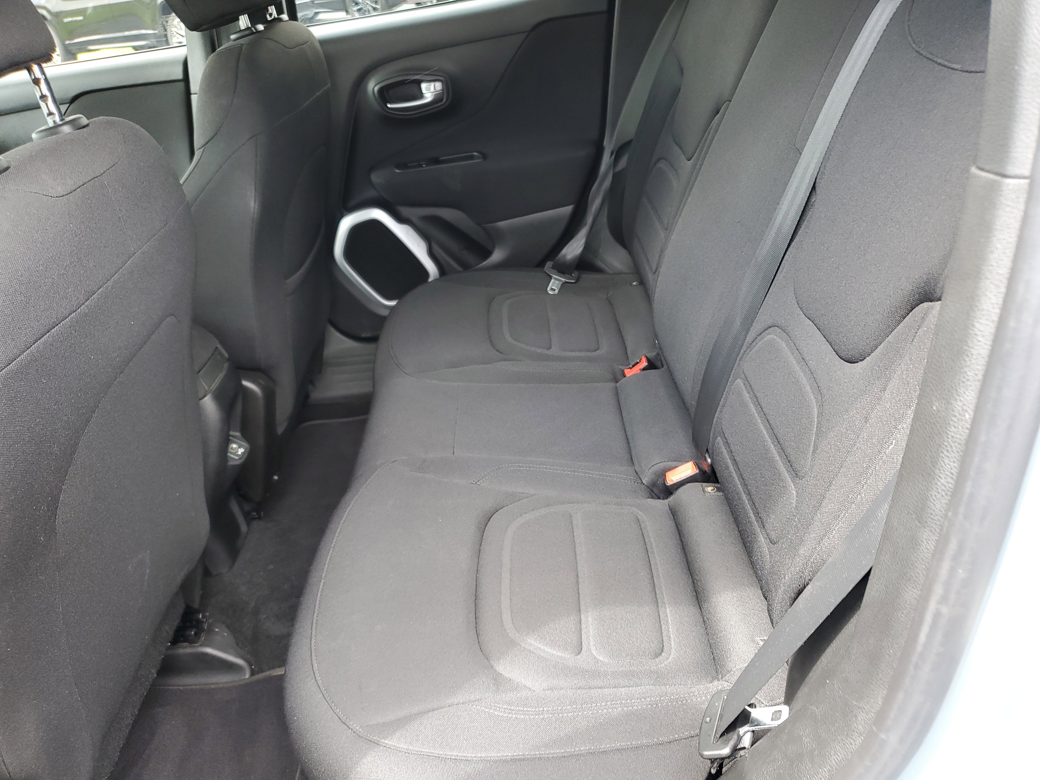Used 2018 Jeep Renegade Latitude FWD image 10