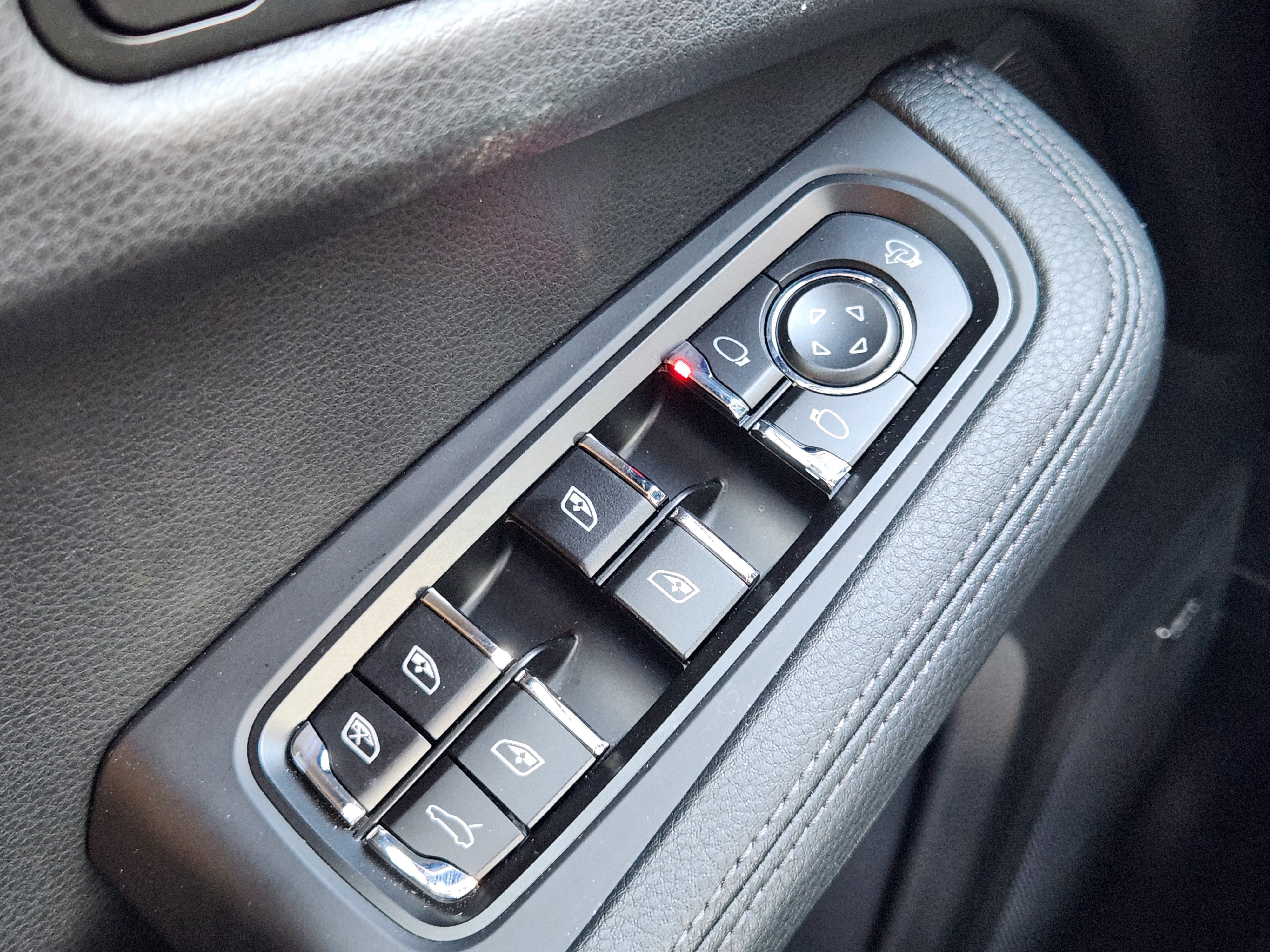 Certified 2026 Porsche Macan AWD/4WD image 25