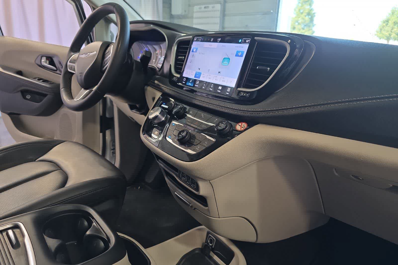 Used 2024 Chrysler Pacifica Limited FWD image 18