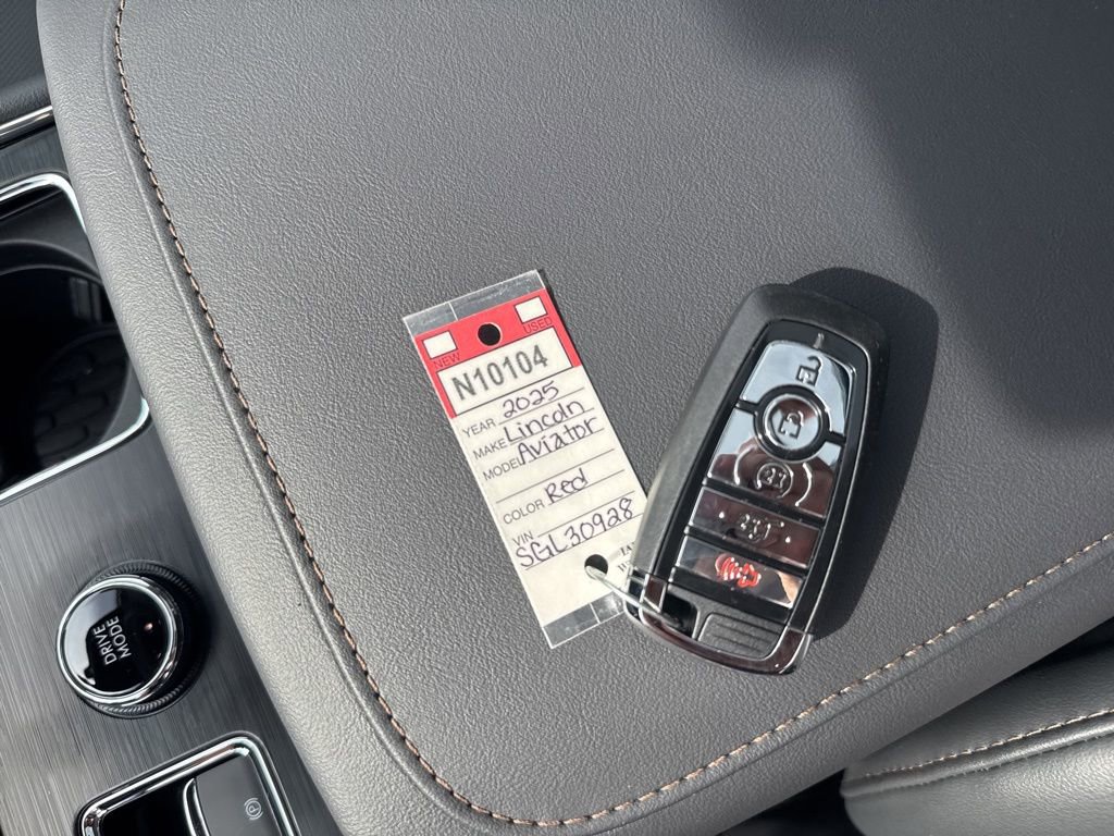 New 2025 Lincoln Aviator AWD w/ Equipment Group 101A image 24