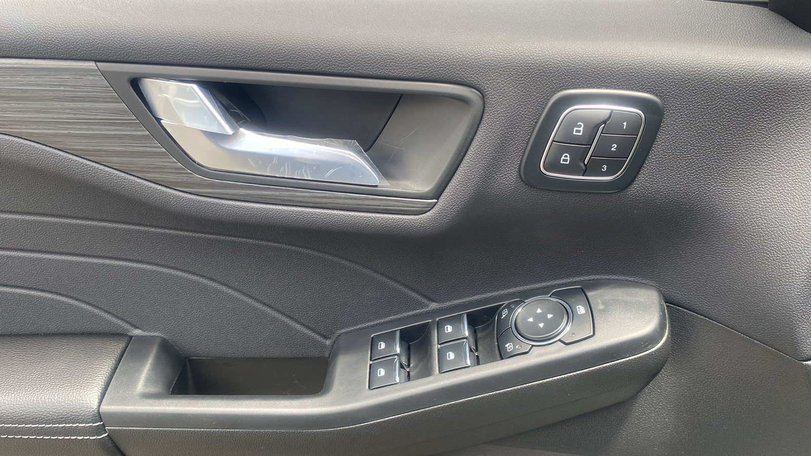 Used 2024 Ford Escape SE w/ PHEV Premium Package FWD image 7