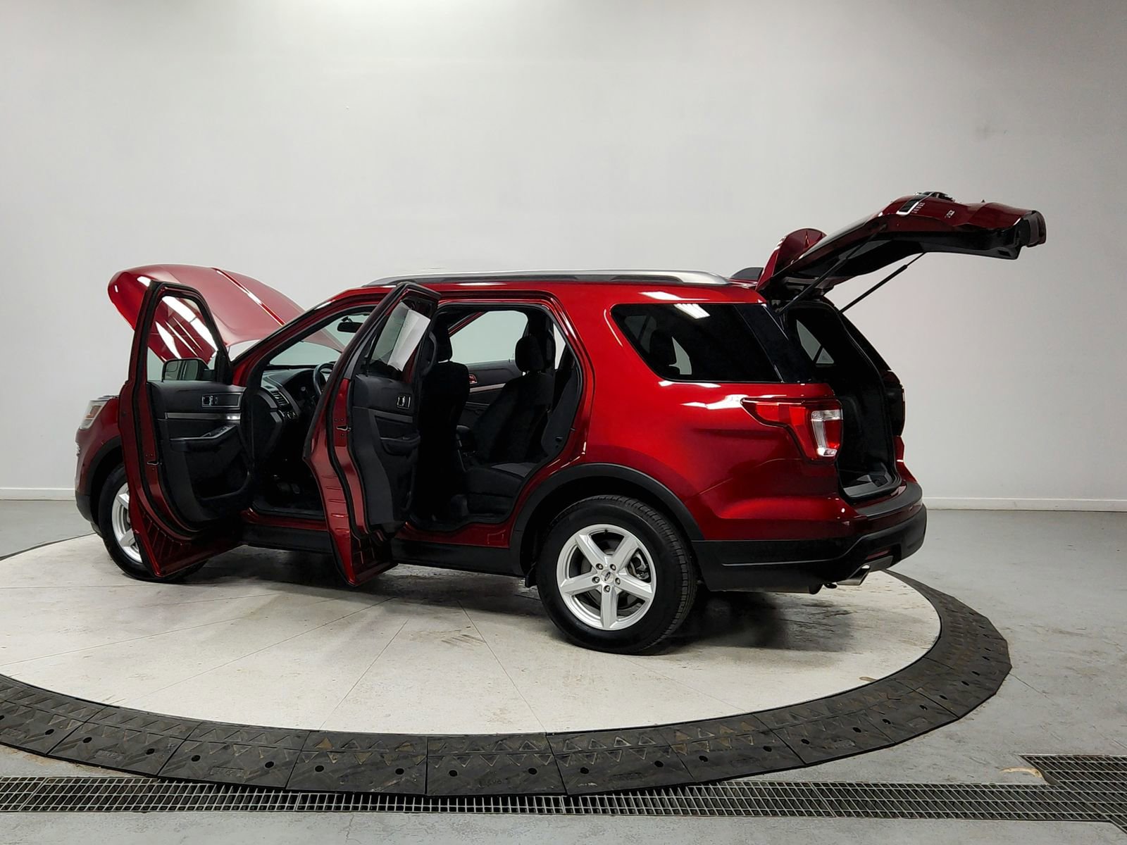 Used 2018 Ford Explorer XLT image 13