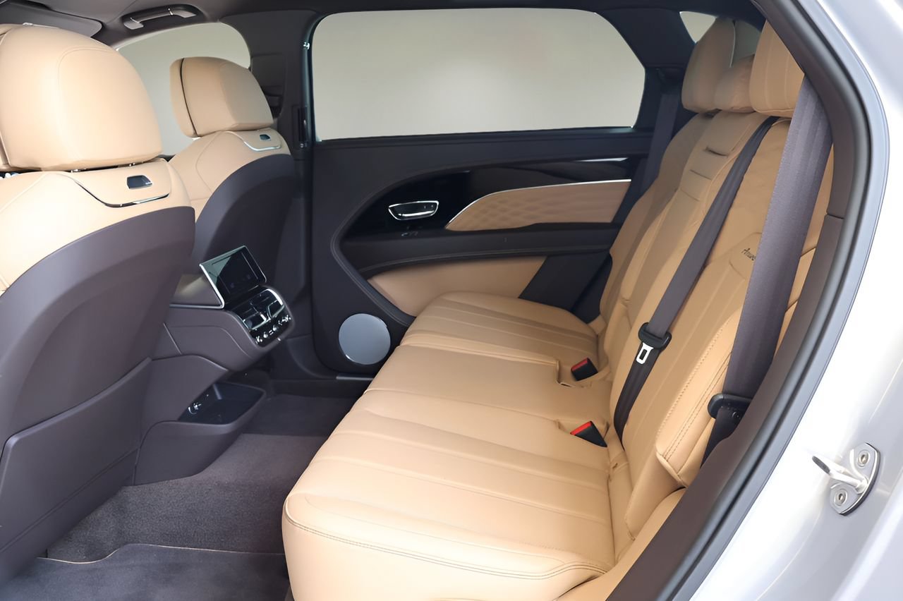 Used 2025 Bentley Bentayga Extended Wheelbase AWD/4WD image 15