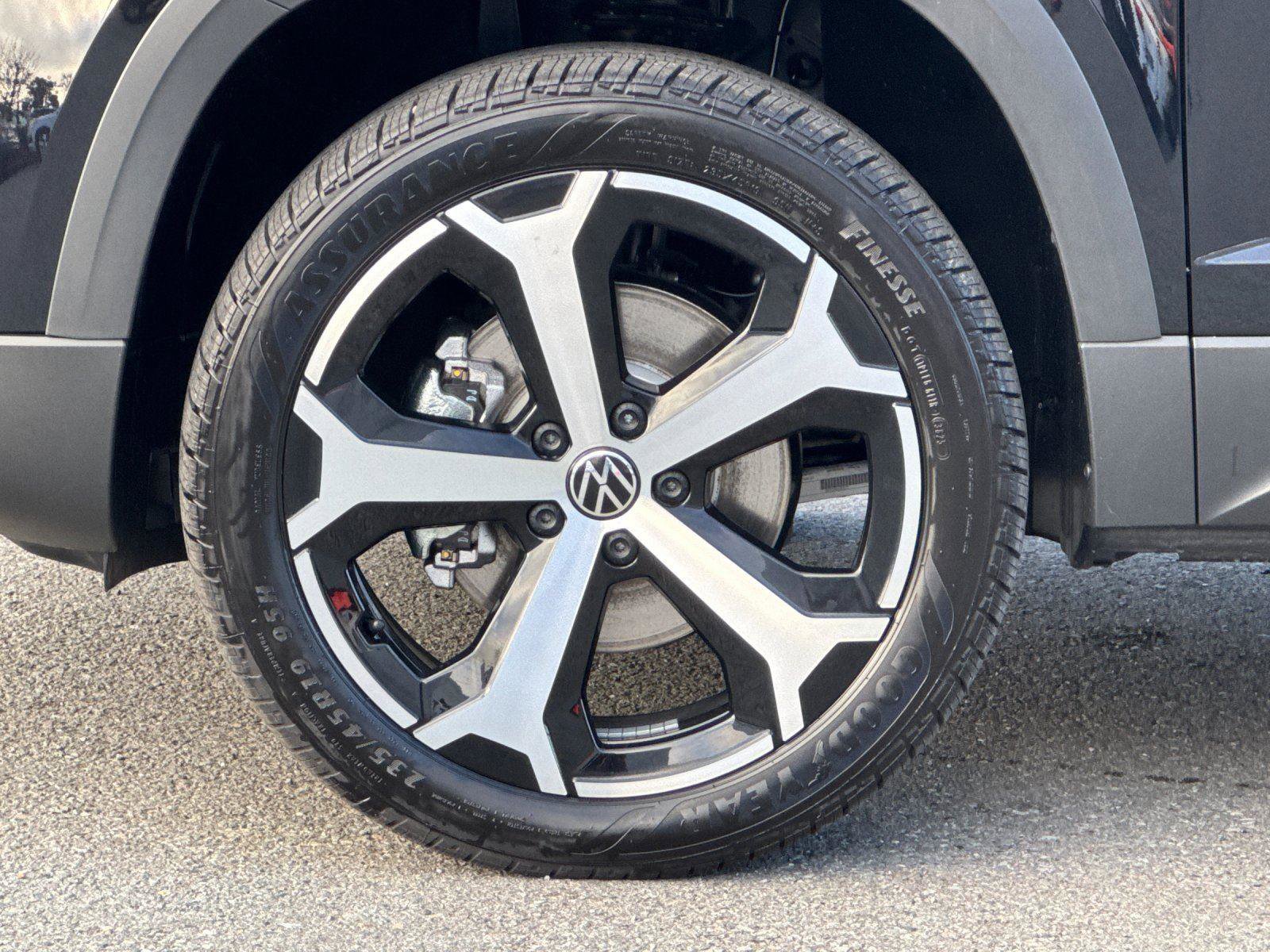 New 2026 Volkswagen Taos SEL image 24