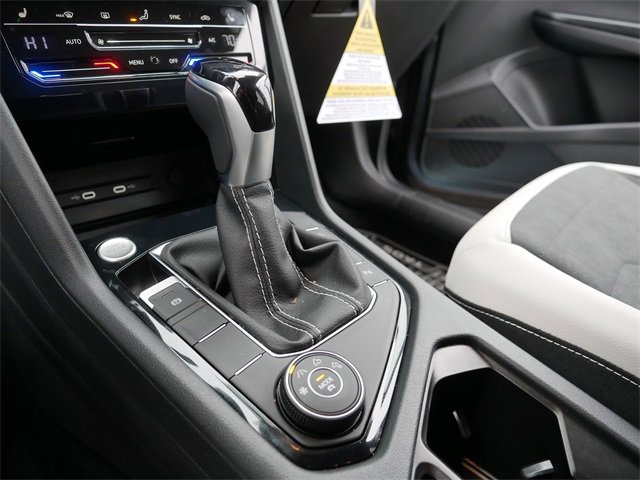Certified 2025 Volkswagen Taos SE image 30