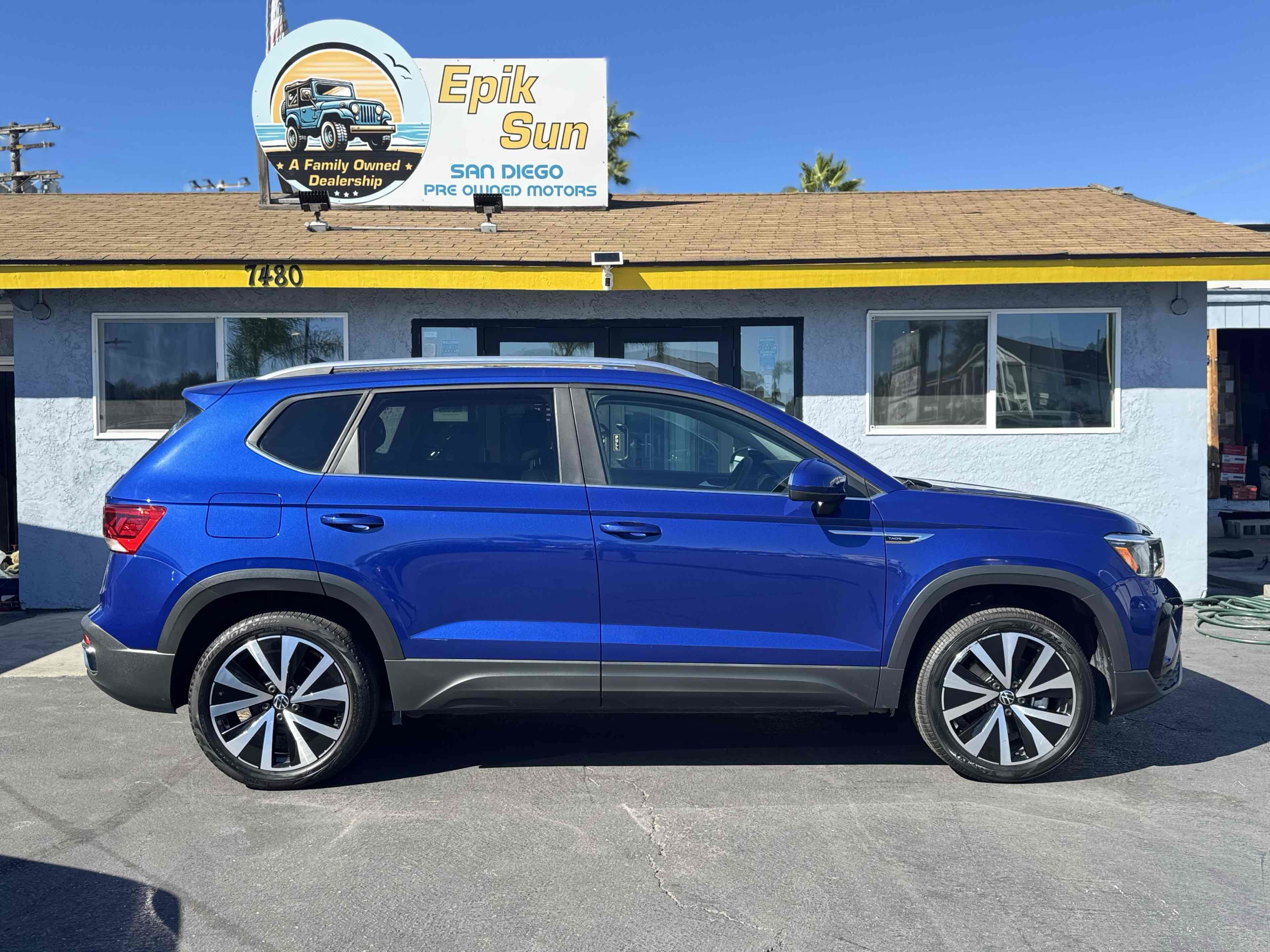 Used 2023 Volkswagen Taos SE FWD image 4
