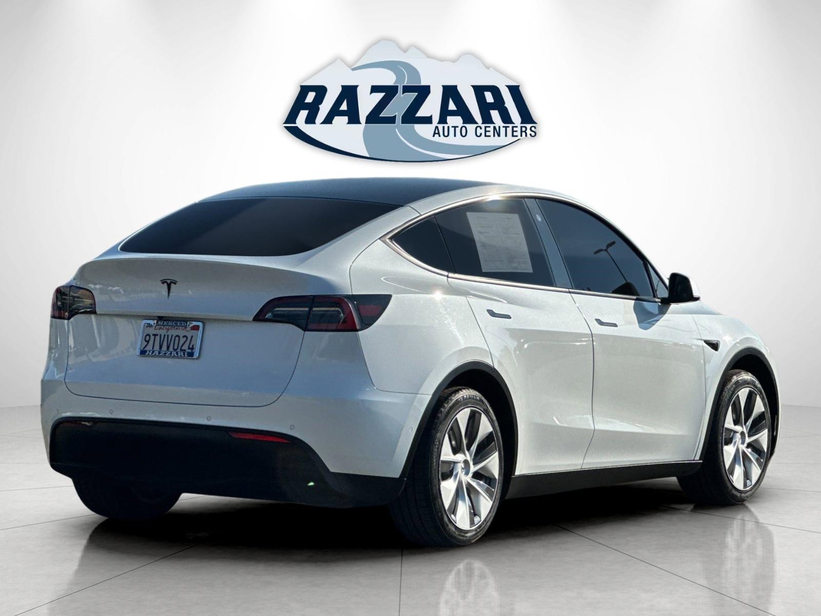 Used 2021 Tesla Model Y Standard Range image 3