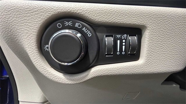 Used 2021 Chrysler Voyager LX image 16