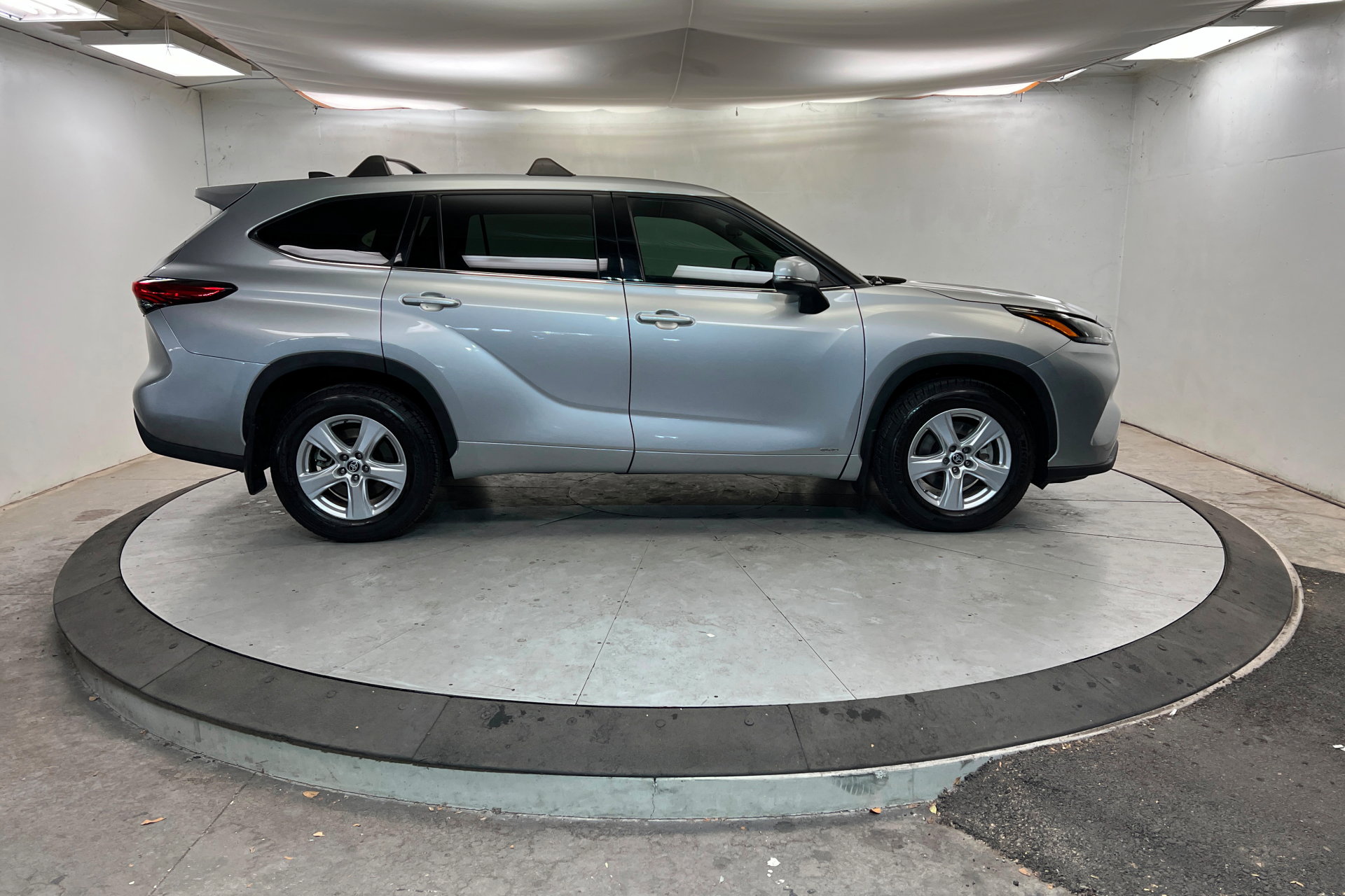 Used 2022 Toyota Highlander LE image 7