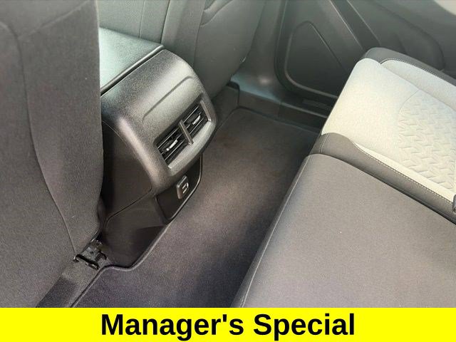 Used 2022 Chevrolet Equinox LT w/ Driver Convenience Package FWD image 32