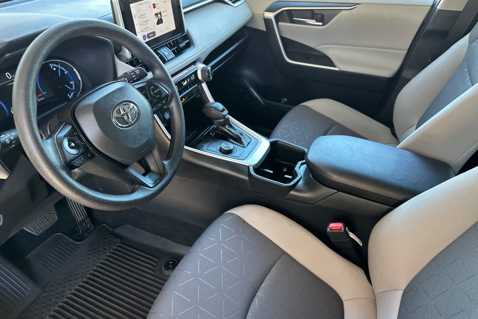 Used 2024 Toyota RAV4 XLE AWD/4WD image 11