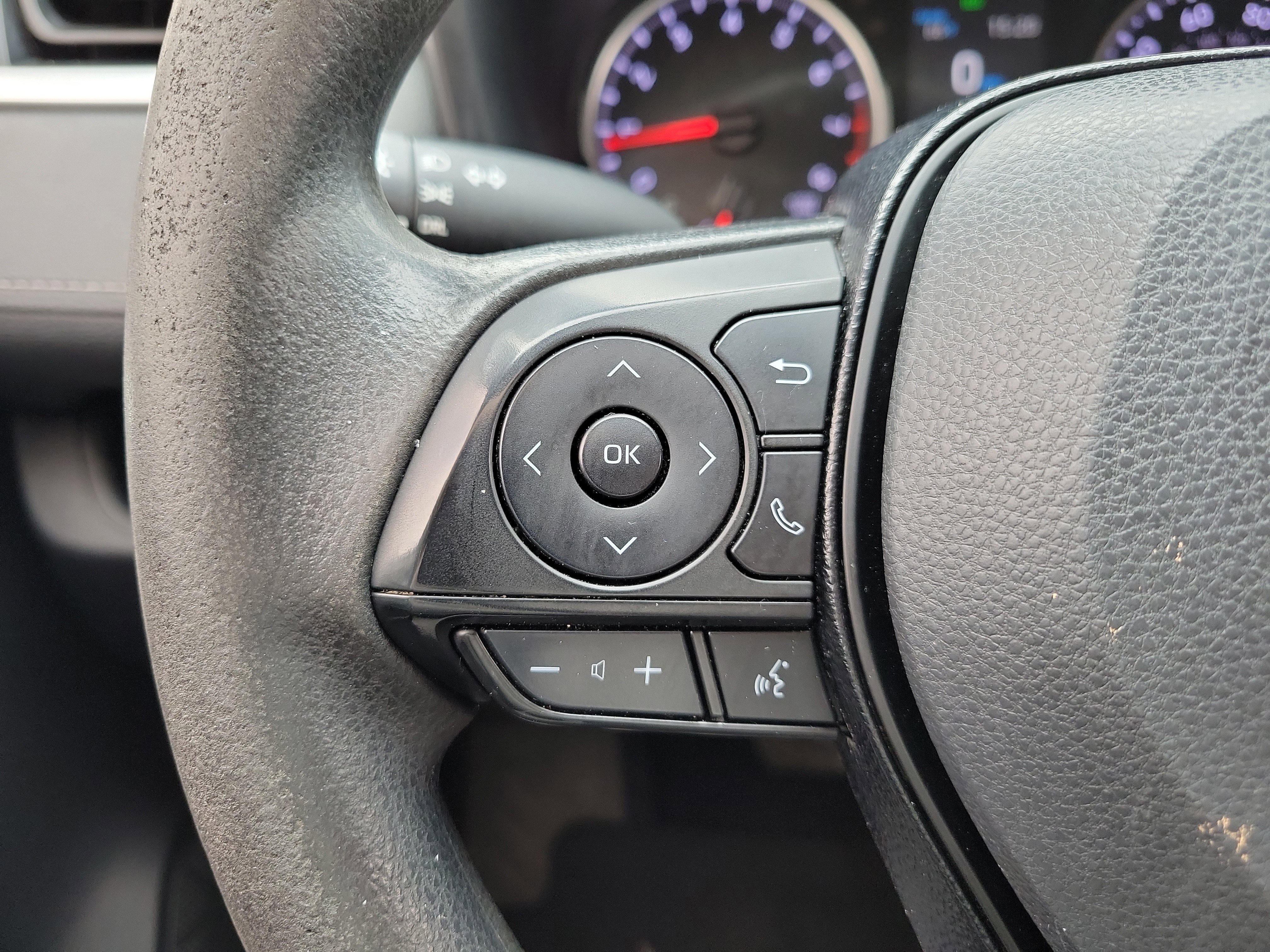 Used 2021 Toyota RAV4 LE image 27