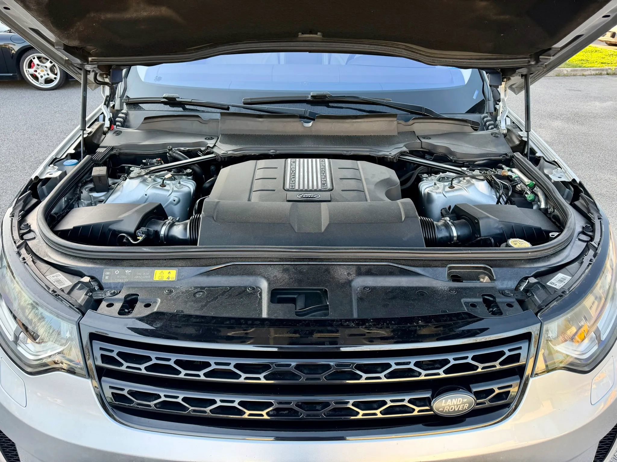 Used 2019 Land Rover Discovery HSE AWD/4WD image 9