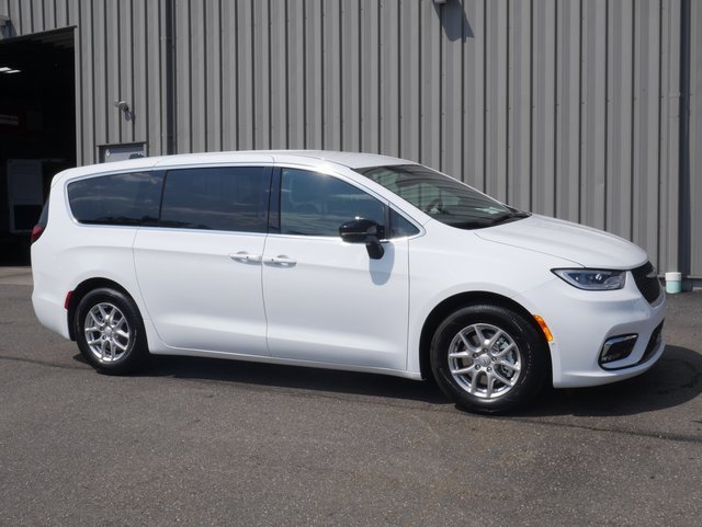 New 2026 Chrysler Pacifica Select image 8