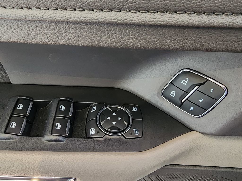 Used 2019 Ford Expedition XLT w/ Equipment Group 202A RWD image 17