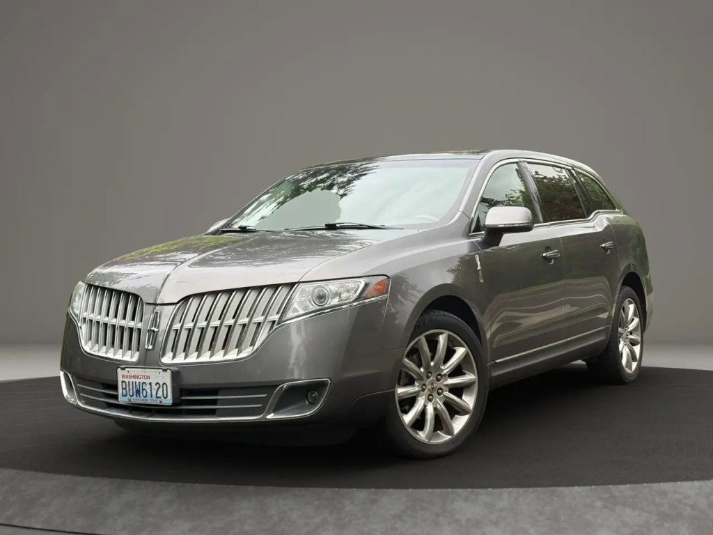 Used 2010 Lincoln MKT AWD image 2
