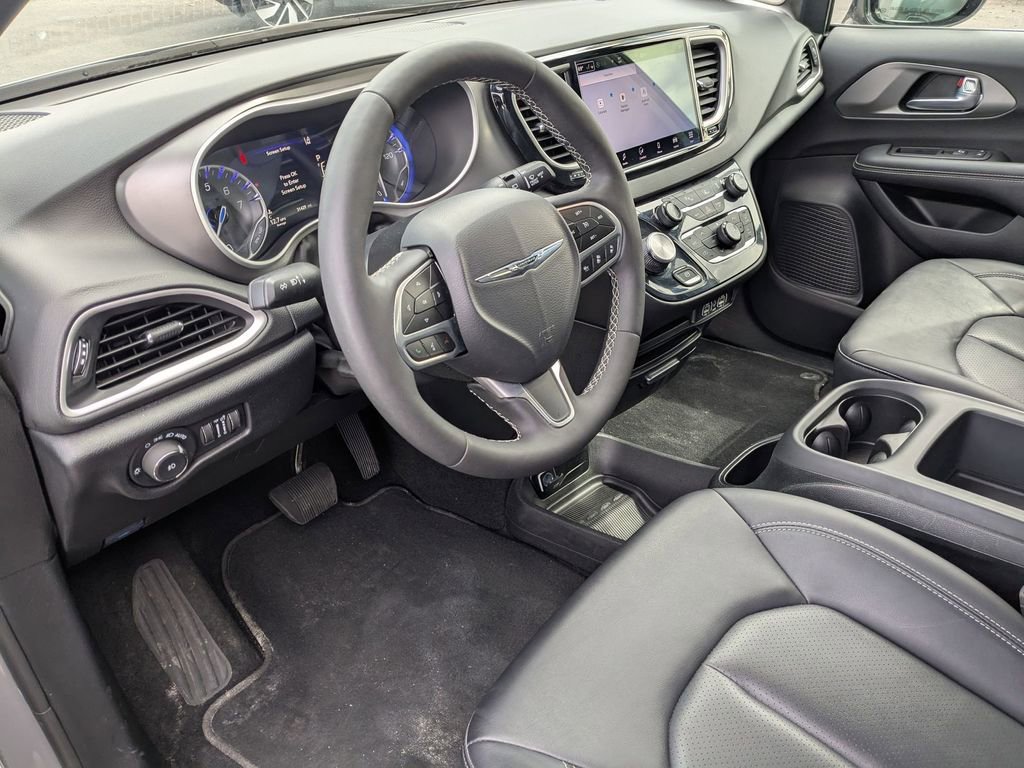 Used 2025 Chrysler Pacifica Select image 15