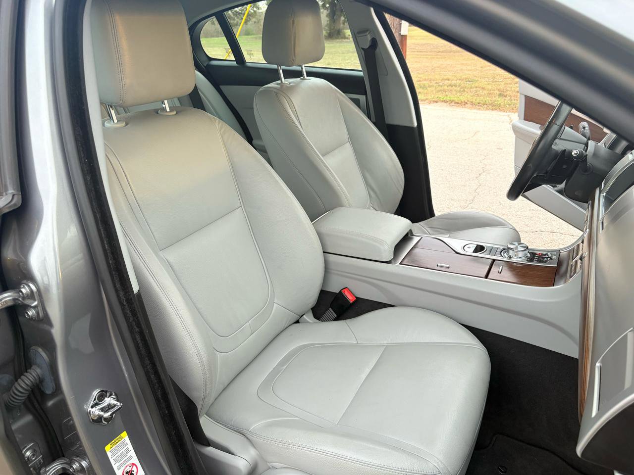 Used 2015 Jaguar XF Premium image 42