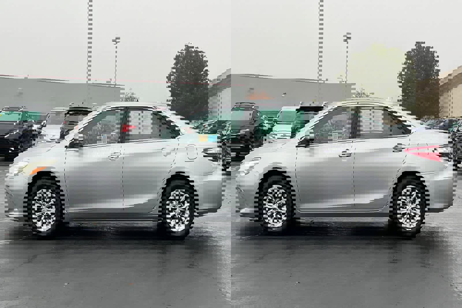 Used 2016 Toyota Camry LE image 9