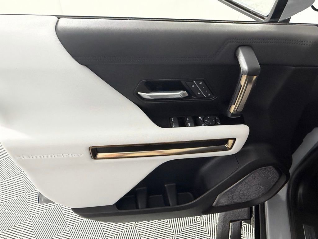 Used 2025 GMC Hummer EV 2X image 25