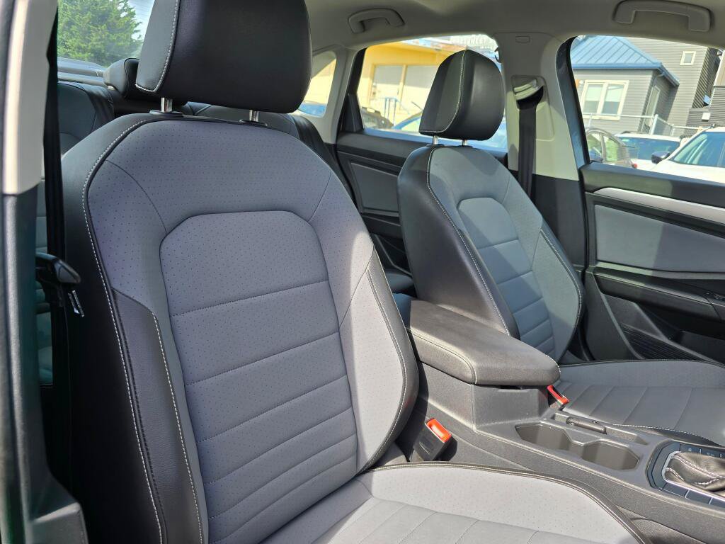 Used 2025 Volkswagen Jetta SE FWD image 11