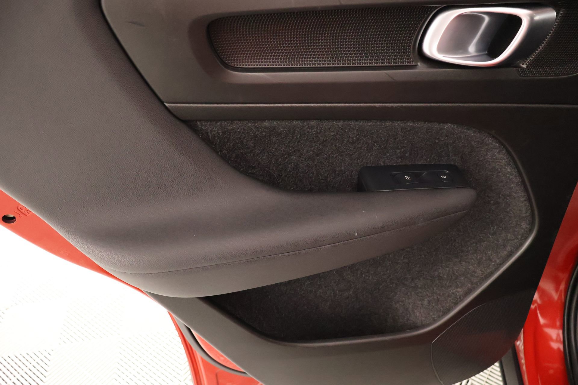 Used 2023 Volvo XC40 B5 Core image 16