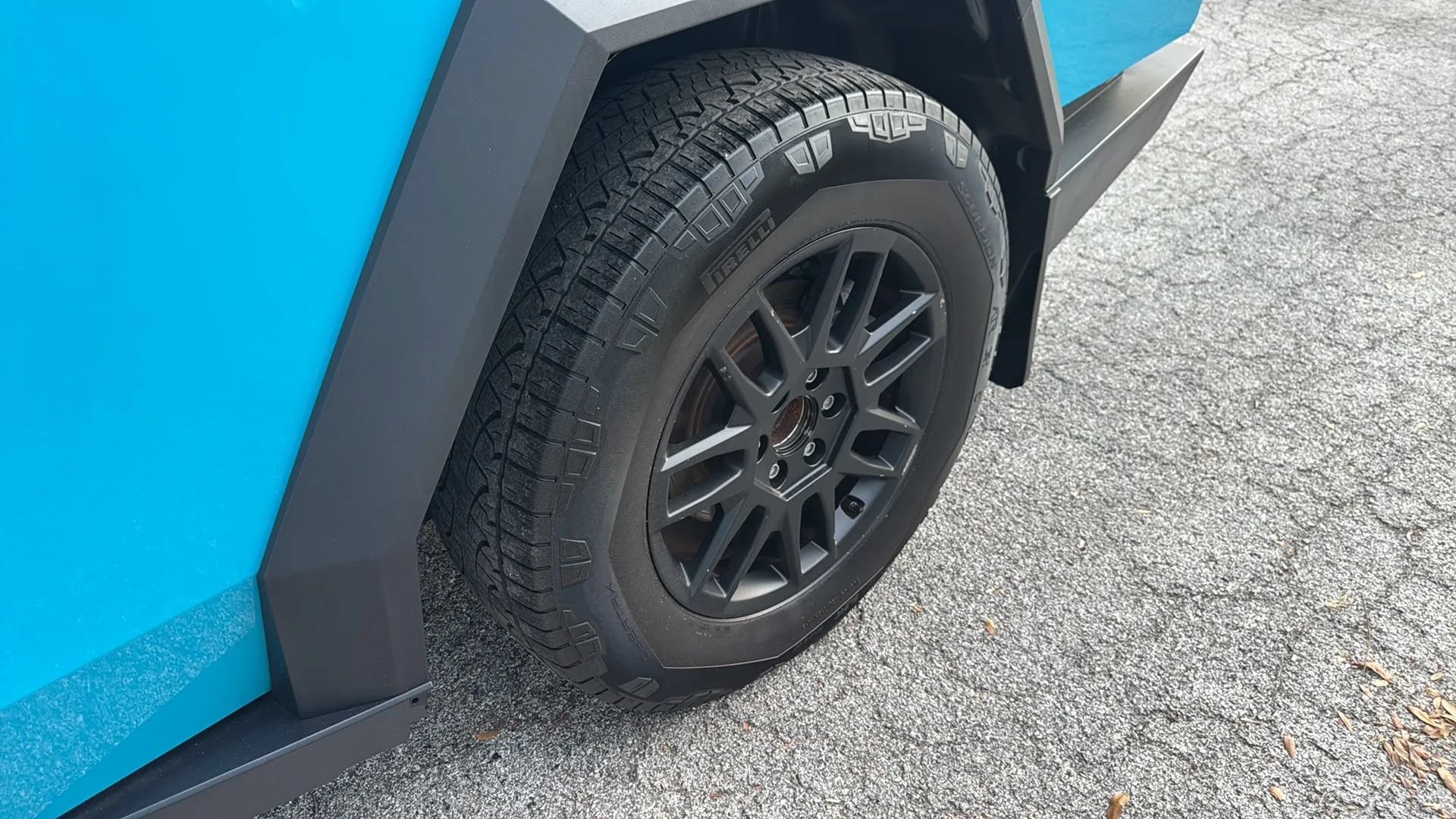 Used 2024 Tesla Cybertruck AWD Crew Cab image 33