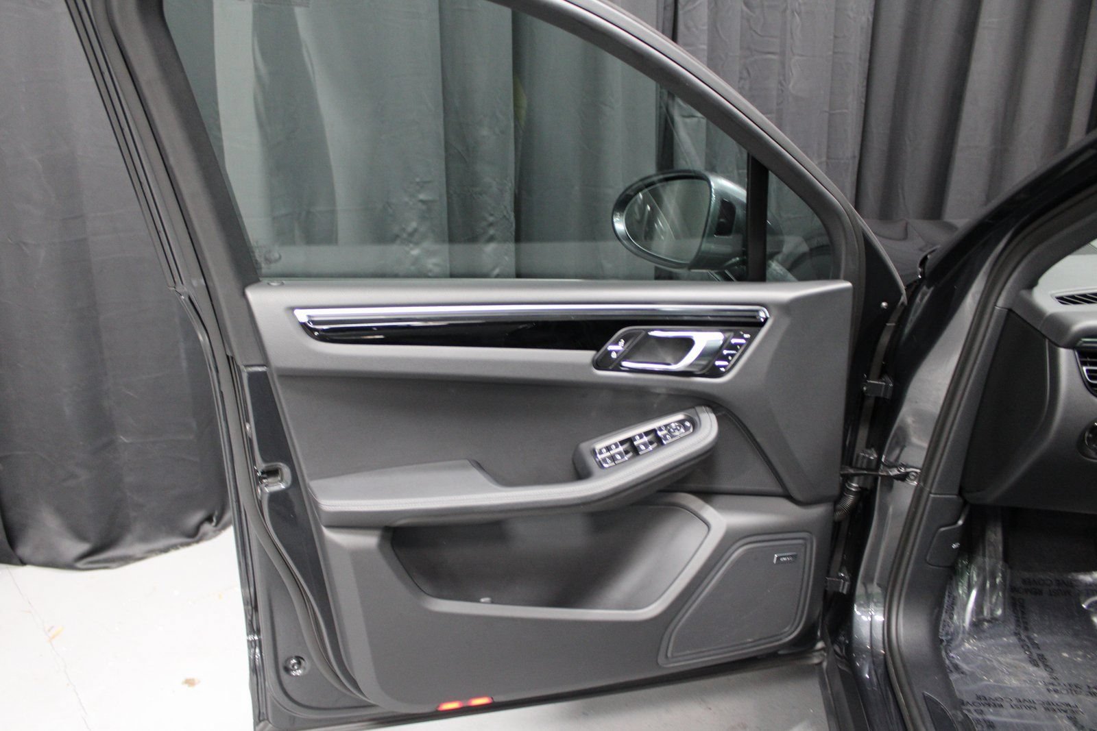 Certified 2025 Porsche Macan AWD/4WD image 22