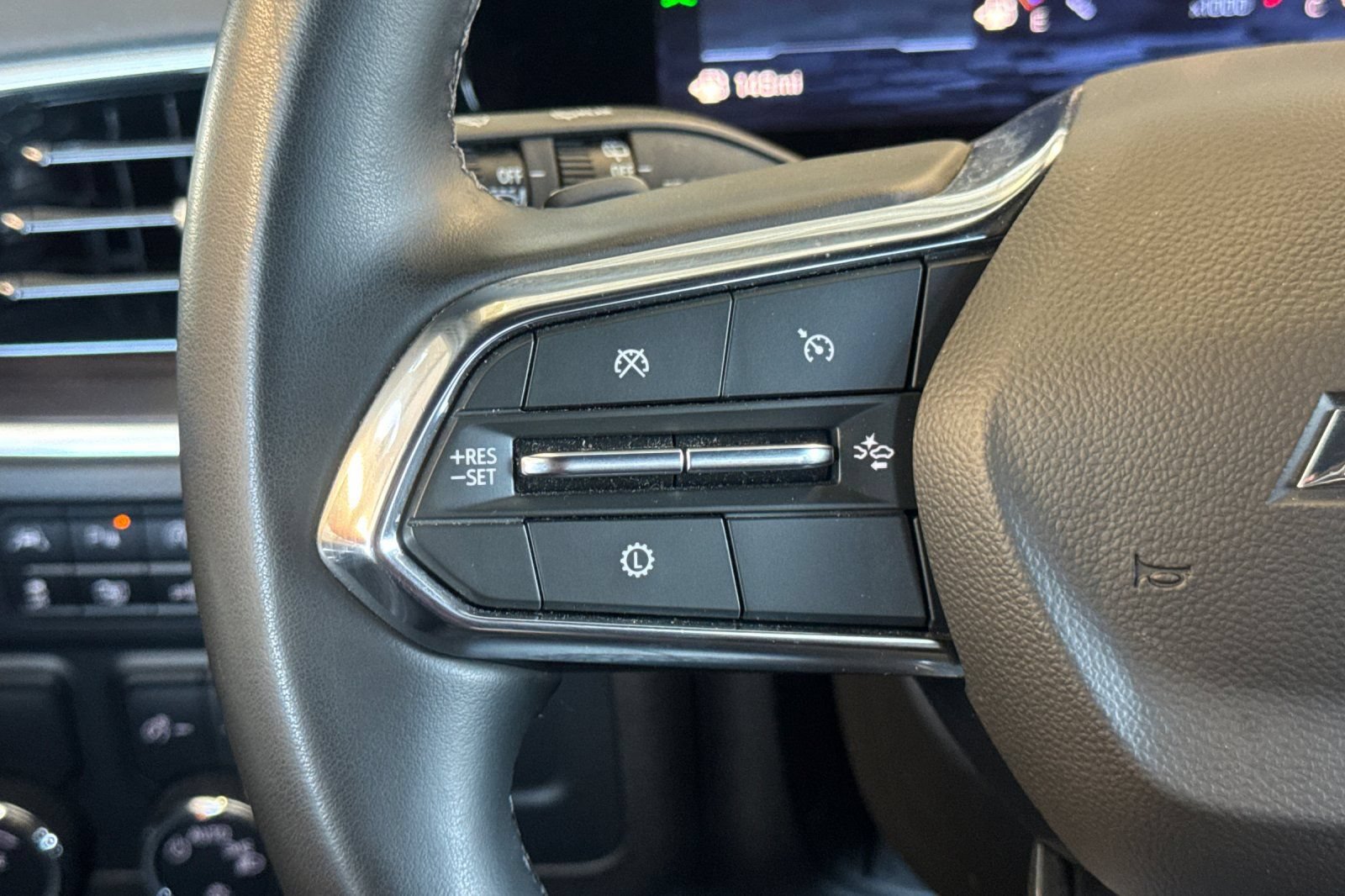 Used 2025 Chevrolet Suburban LT RWD image 35