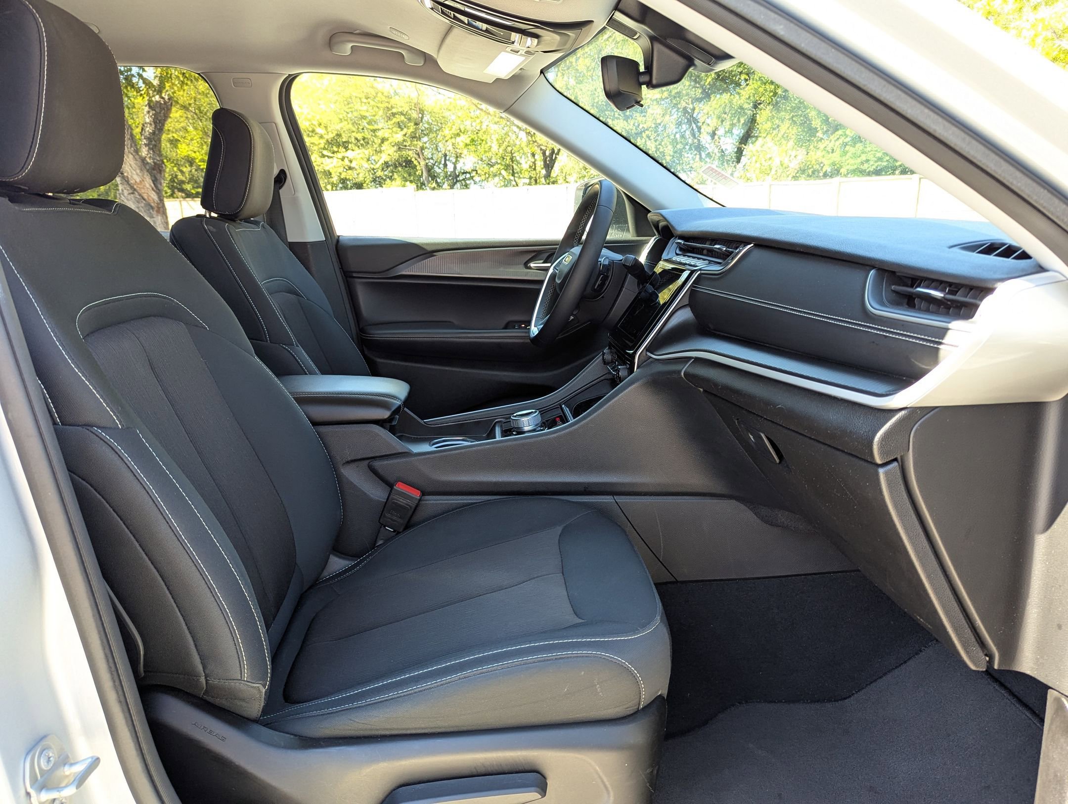 Used 2023 Jeep Grand Cherokee L Laredo image 27