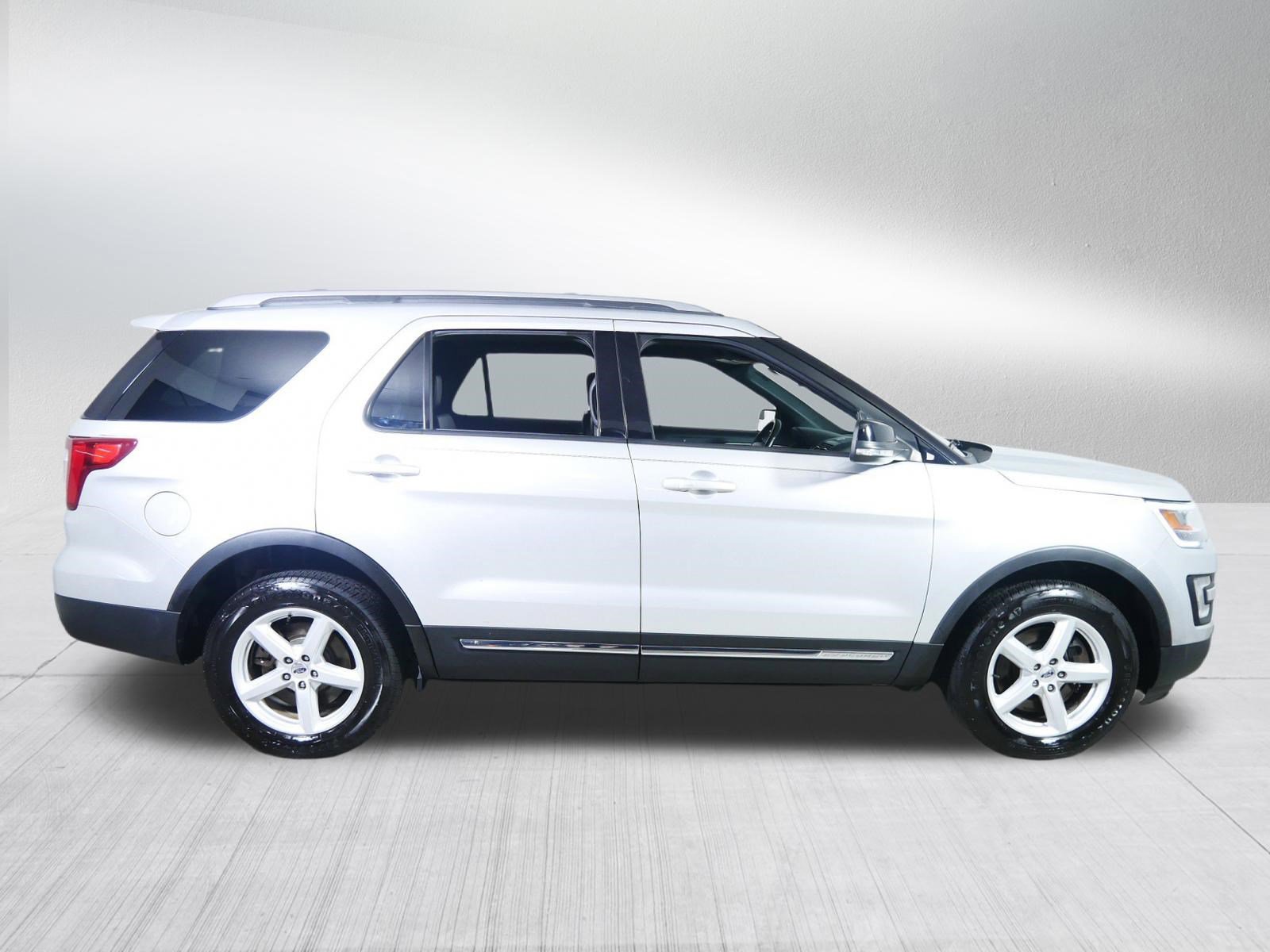 Used 2017 Ford Explorer XLT w/ Equipment Group 202A AWD/4WD image 8