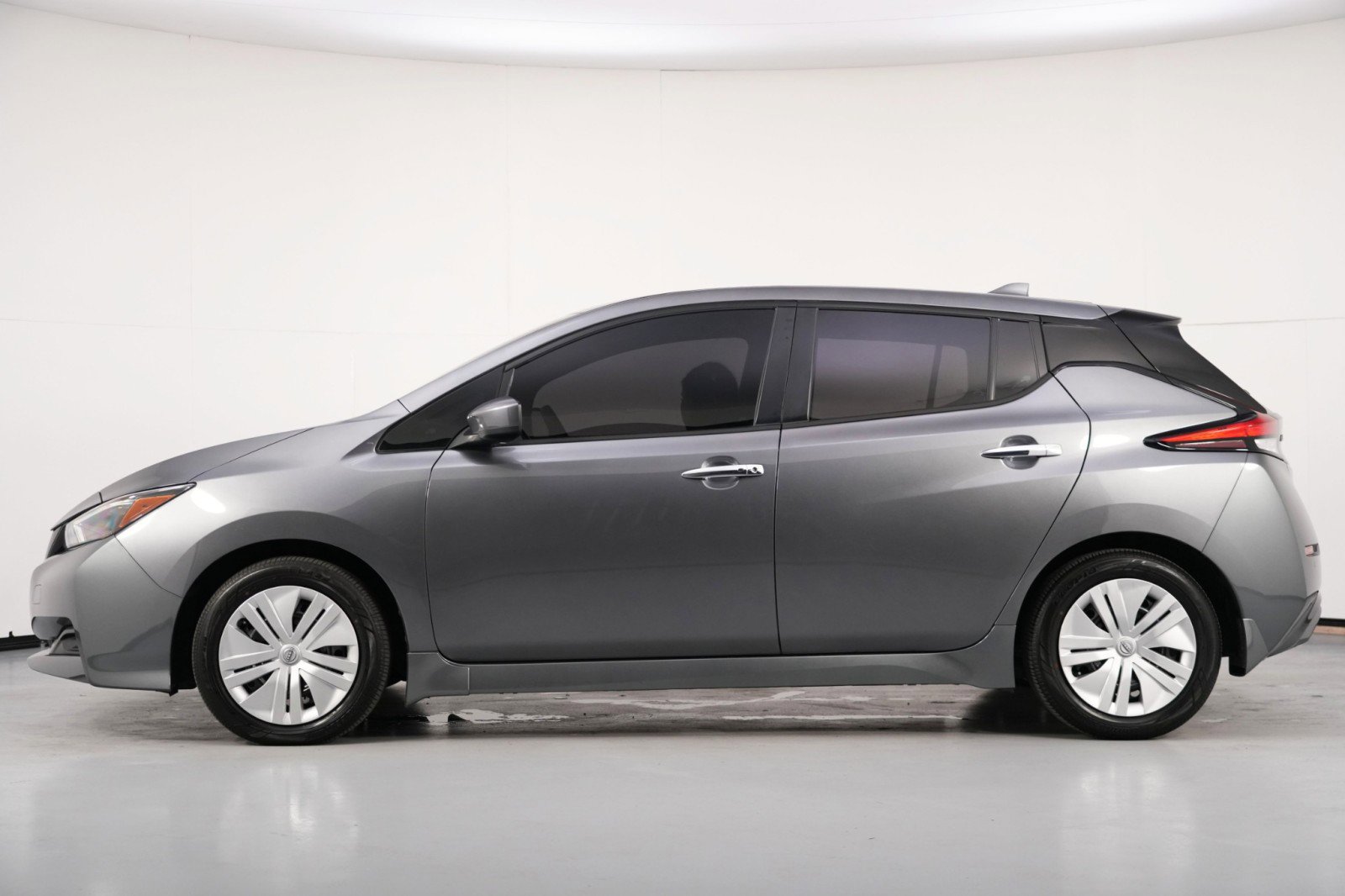Used 2025 Nissan Leaf S image 8